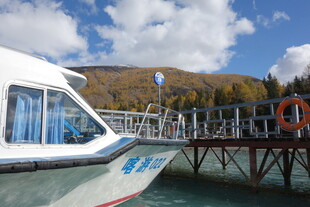 湖畔码头的白色游船