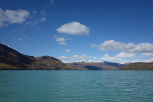 蓝天碧水间的秀丽湖景