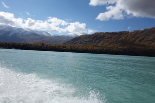 碧波蓝天中的水上风光