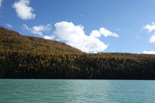 湖畔青山蓝天白云美景