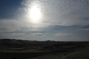 沙漠上空的耀眼阳光