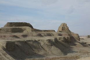 荒凉沙漠中的奇特土丘景观