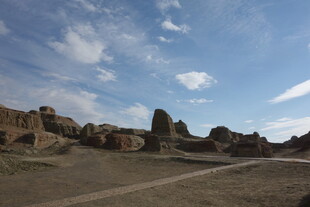 荒凉戈壁中的奇特岩石景观