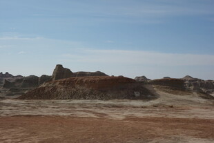 荒漠中的多彩岩石景观