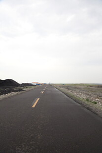 空旷公路延伸向远方