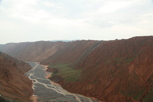 壮丽峡谷中的蜿蜒河流