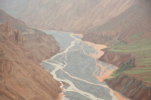 壮丽峡谷中的蜿蜒河流