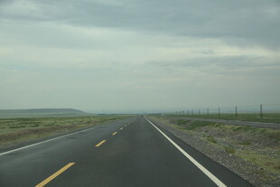 空旷公路伸向远方