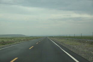 空旷公路延伸向远方