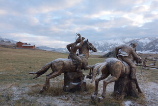 草原骑马雕塑