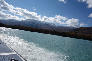 乘船游于碧水蓝天间