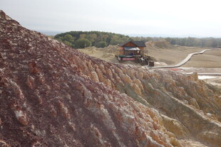 矿山施工现场的挖掘机