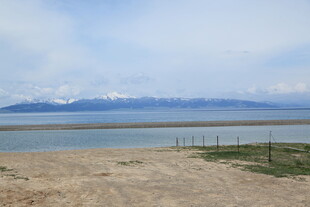 湖畔沙滩与远山美景