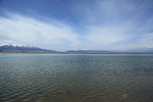 辽阔湖面与远处雪山美景