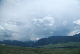 山间云雾缭绕的壮美景色