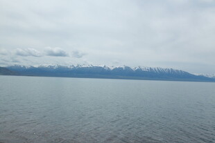 广阔海面与远处山峦