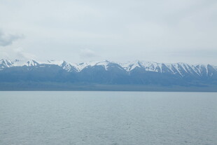 宁静湖景与远处雪山