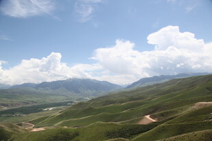 青山蓝天间的壮美风光