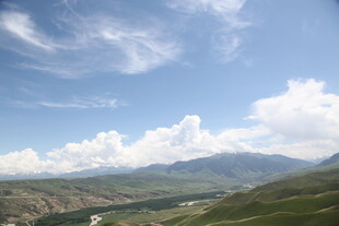 蓝天白云下的壮美山峦