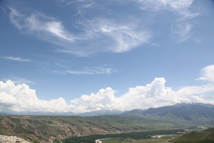 蓝天白云下的壮美山峦