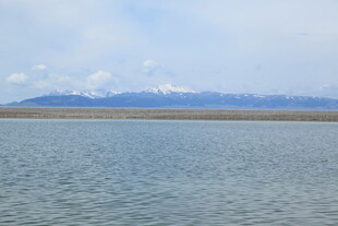 广阔水域与远处山峦景观