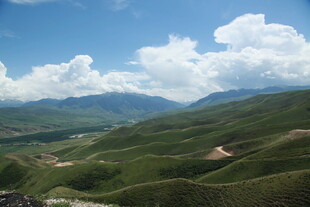 青山白云间的壮美山景