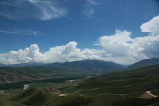 蓝天白云下的壮美山峦