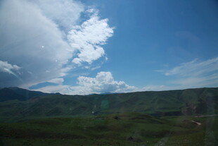 蓝天白云下的绿色山峦