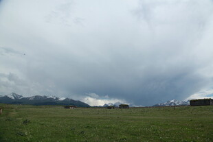 草原上空的阴沉云层