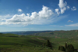 广袤草原上的蓝天白云