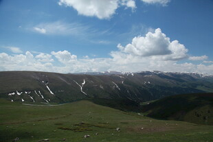 高山草原蓝天白云美景