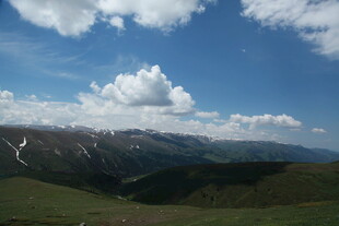 蓝天白云下的壮美山峦