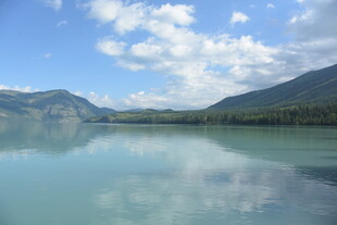 宁静湖景与远山蓝天