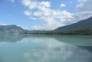 宁静湖景映山峦