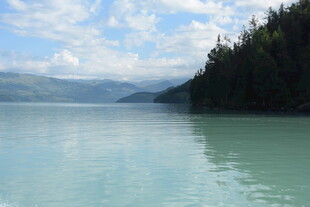 宁静湖景 青山绿树映蓝天