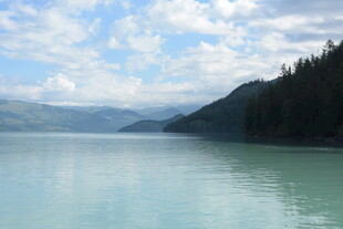 宁静山水间的澄澈湖水