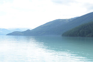 宁静湖景 远山近水