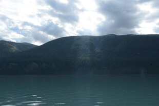 湖光山色间的天光云影