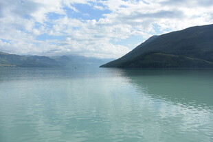 宁静山水湖景风光图