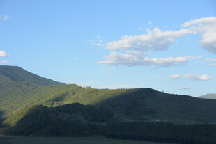 蓝天青山间的美丽景致