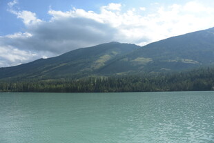 青山绿水间的宁静湖泊