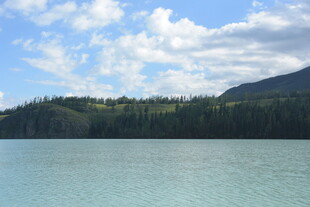 宁静湖畔青山绿树美景