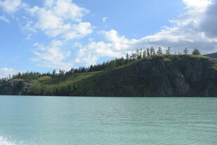 湖畔青山蓝天白云美景