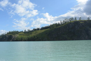 湖畔青山蓝天白云美景