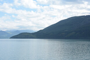 宁静山水间的广阔湖面