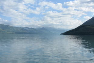 宁静湖景与远山