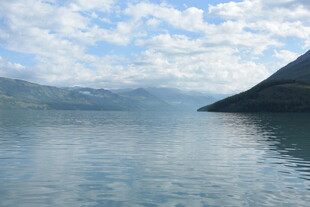 宁静山水间的澄澈湖面