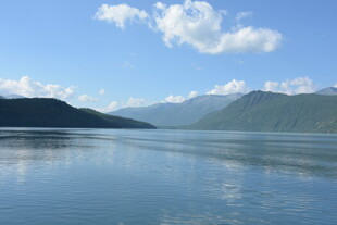 宁静山水间的澄澈湖面