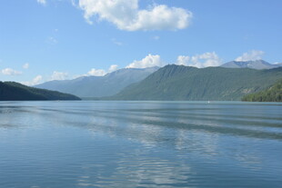 宁静湖景与远山蓝天