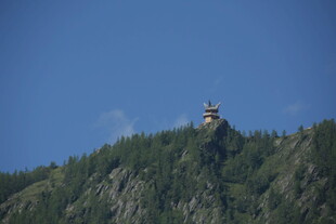 山顶建筑屹立于葱郁山林